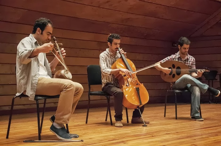 Agrupación masculina iraní Ira Ensamble. Instrumentos de derecha a izquierda: Laúd, Violonchelo y Kamanche.