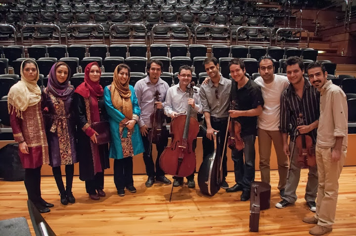 Músicos iraníes y miembros del Cuarteto Libertadores comparten durante el intercambio musical que se realizó en el Centro de Acción Social por la Música.