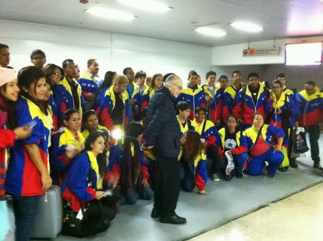 El maestro josé antonio abreu llegó al país en el mismo avión en el que viajaron los niños de la infantil nacional y el coro