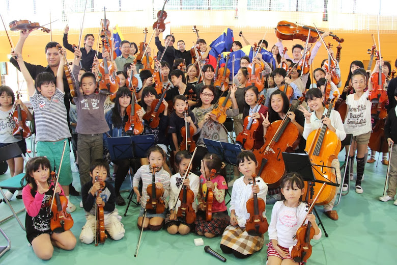 Alegría en la cara de los niños músicos del núcleo de Fukushima, al compartir con los músicos venezolanos y la pianista japonesa