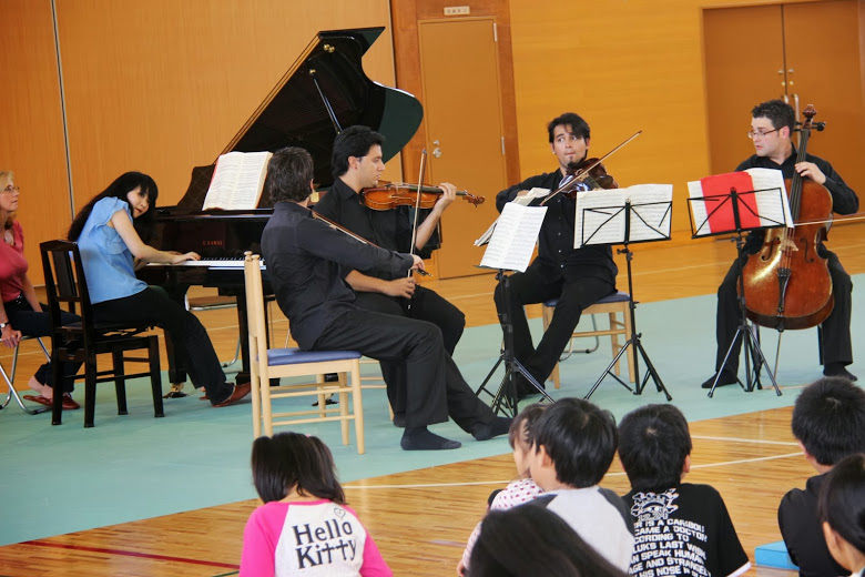 Cuarteto Libertadores junto a Mami Hagiwara tocando para los niños del núcleo de Fukushima