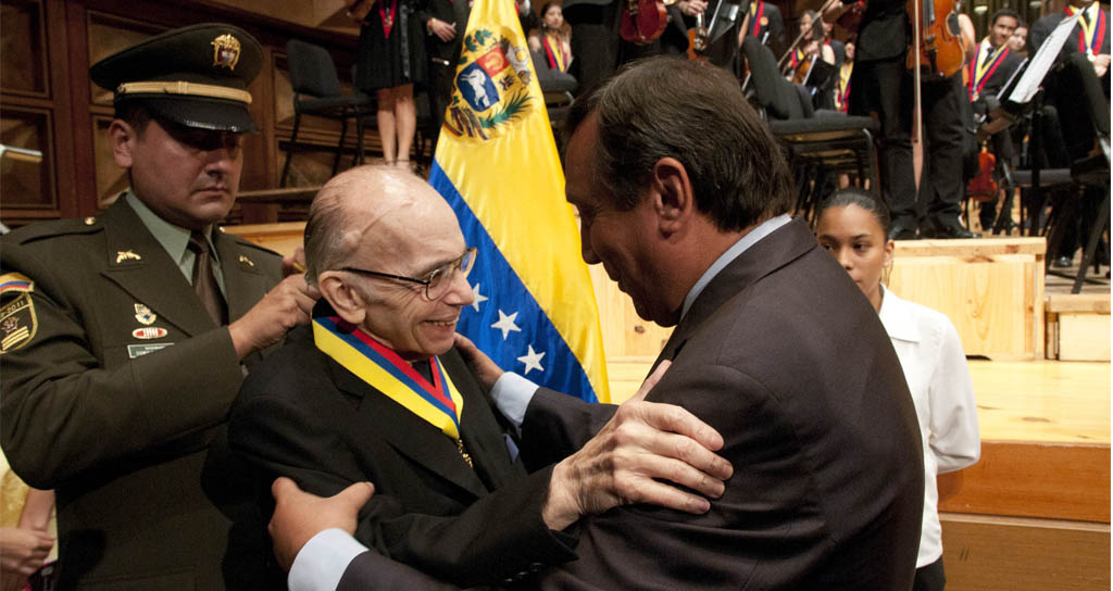 Gobierno Colombiano Condecoró Al Maestro José Antonio Abreu