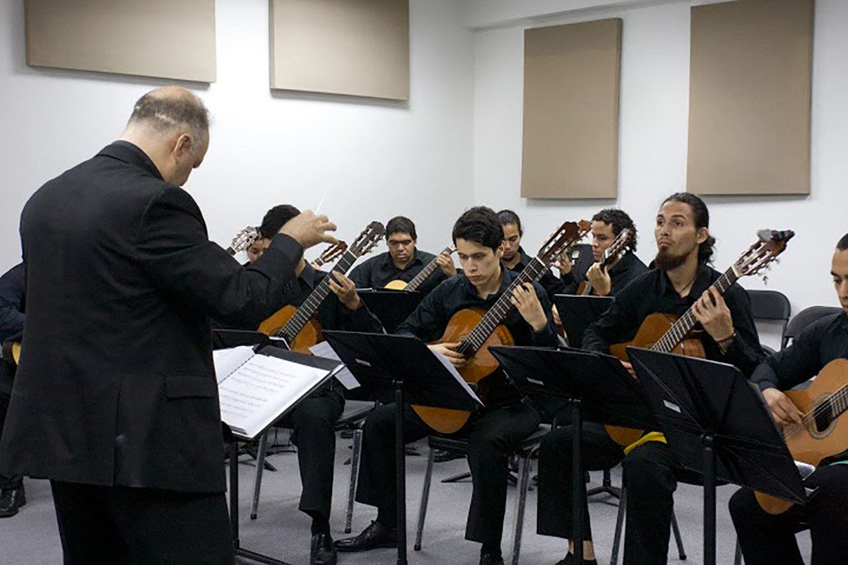 Orquesta De Guitarras Y Orquesta De Campanas Juntas En Concierto