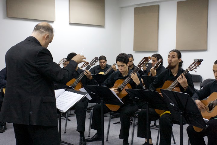 Orquesta De Guitarras Antonio Lauro1.jpg
