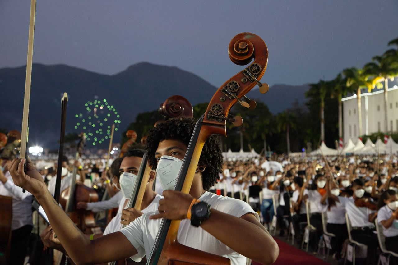 La Orquesta Más Grande Del Mundo Brilló Junto Al Cielo Iluminado En Caracas