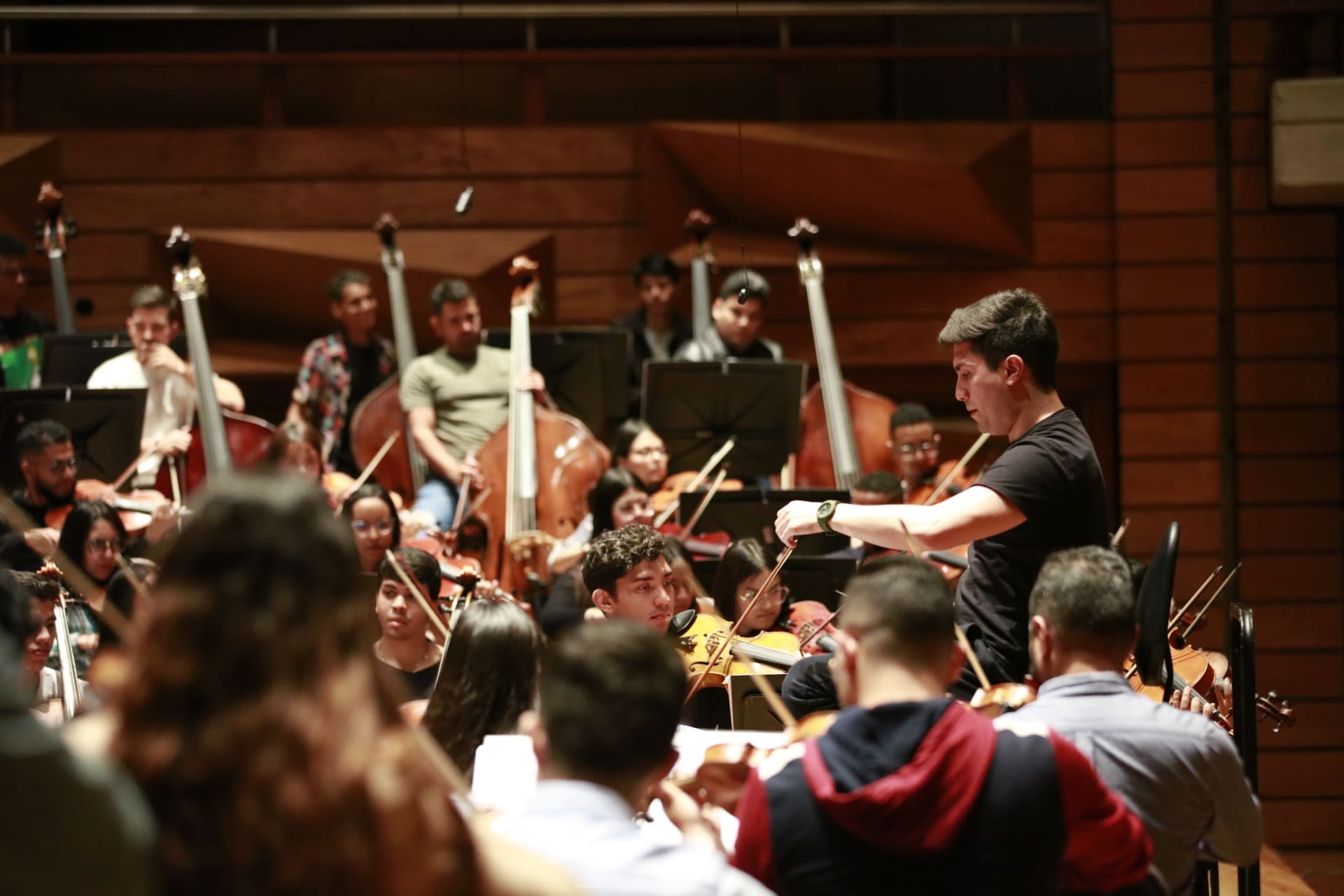 Rodolfo Barraez Junto A La Orquesta Sinfonica Simon Bolivar De Venezuela (4)