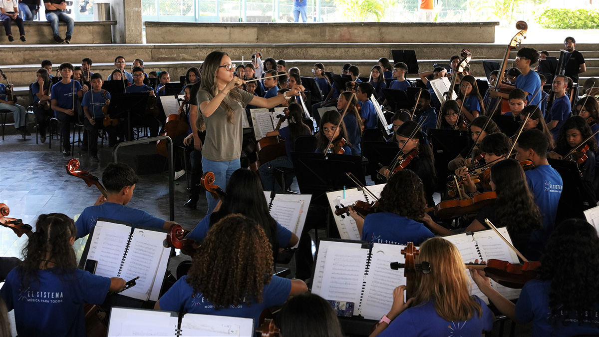 Urielys Arroyo Dirige La Orquesta Juvenil De La Rinconada