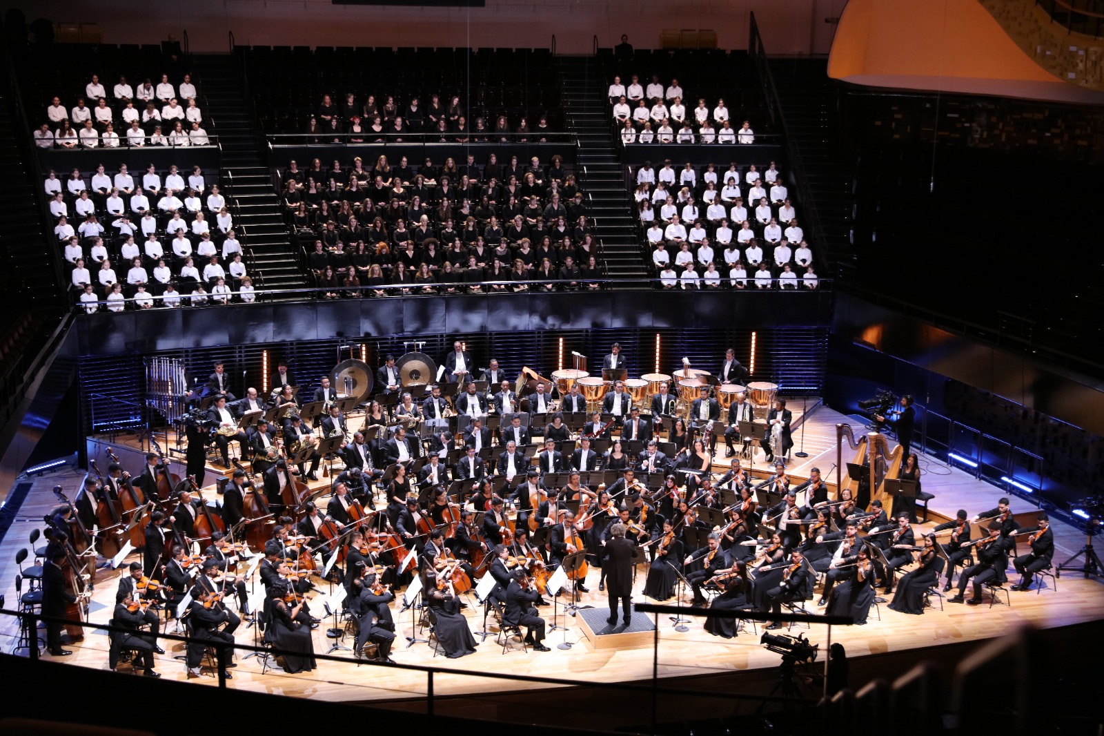 La Orquesta Sinfónica Simón Bolívar De Venezuela Junto Al Maestro Dudamel Deslumbran En París