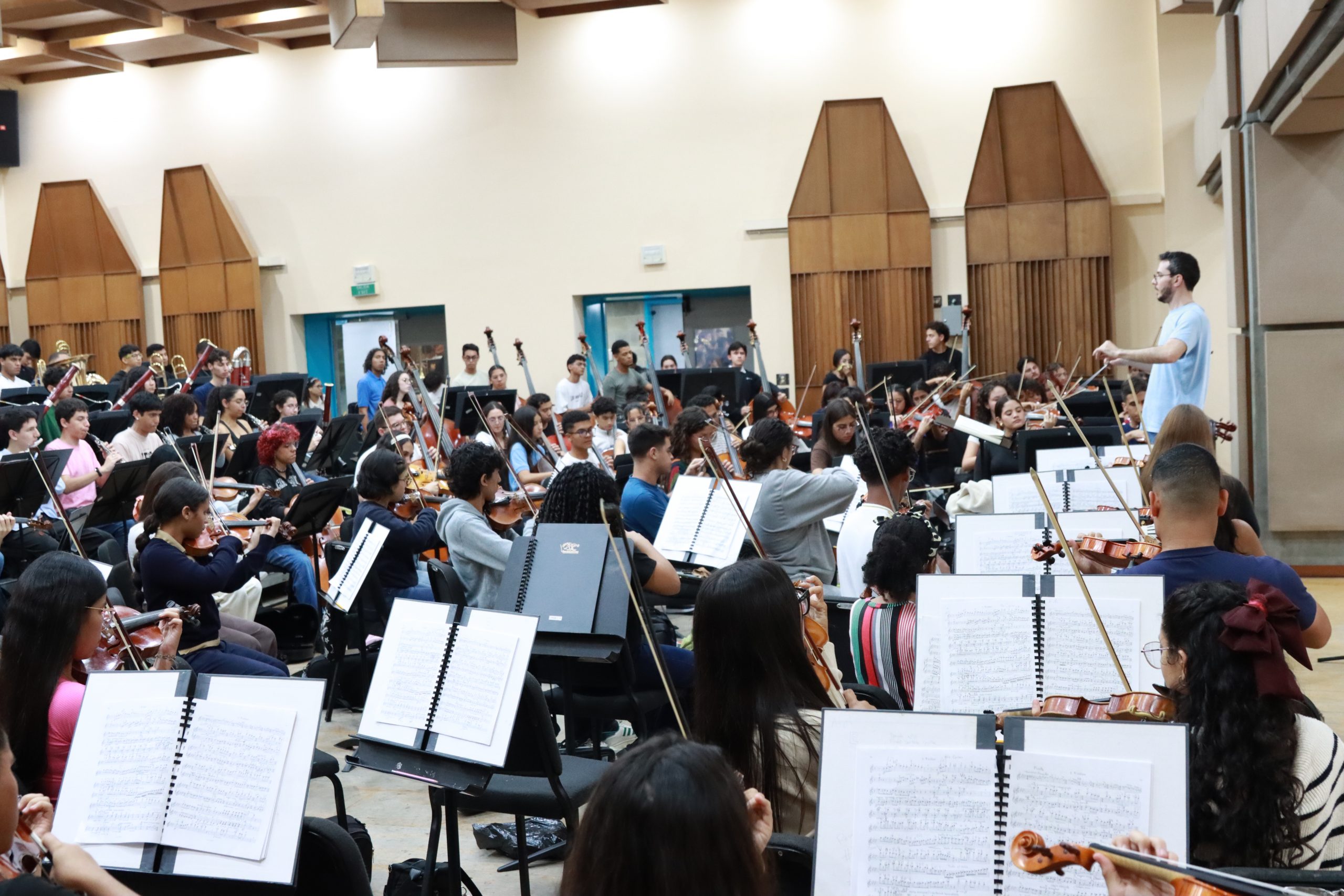 ORQUESTA SINFÓNICA JUVENIL DE CARACAS CON EL MAESTRO ANDRÉS DAVID ASCANIO