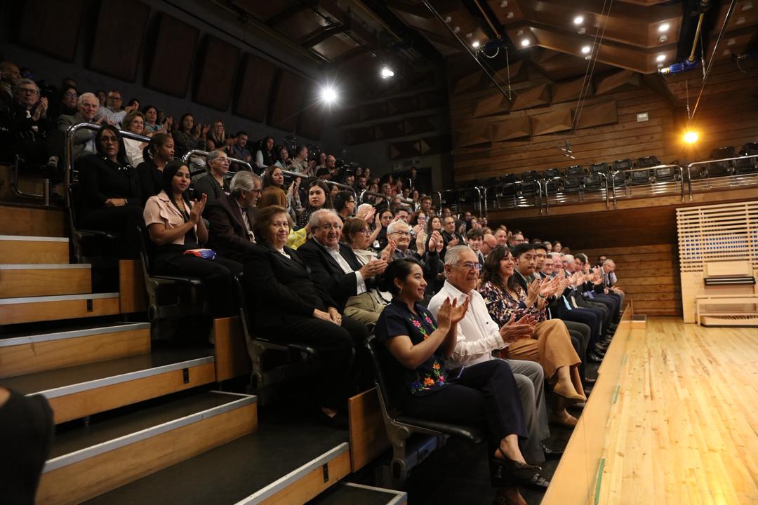 Maestro Eduardo Méndez Recibe La Orden De Las Artes Y Letras De Francia (2)
