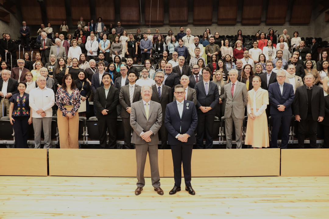 Maestro Eduardo Méndez Recibe La Orden De Las Artes Y Letras De Francia (5)