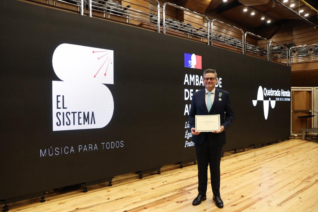 Maestro Eduardo Méndez Recibe La Orden De Las Artes Y Letras De Francia (7)