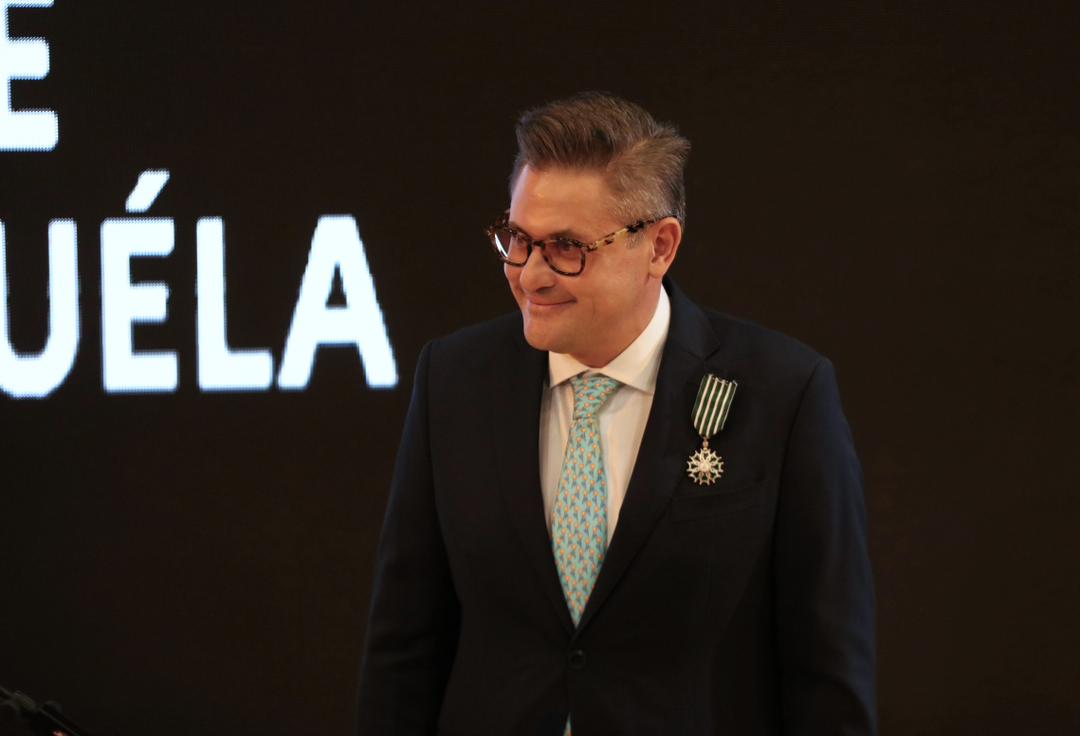 Maestro Eduardo Méndez Recibe La Orden De Las Artes Y Letras De Francia