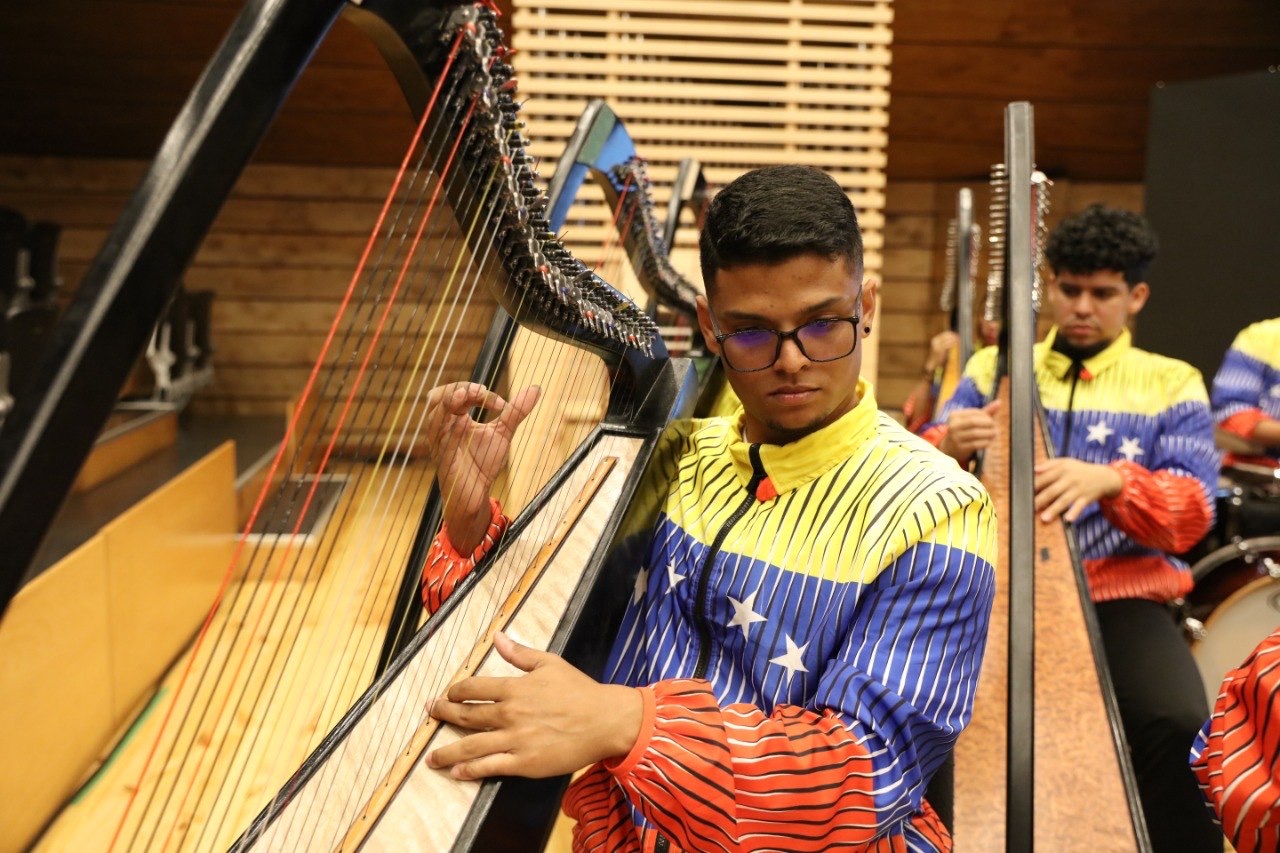 Entrega De Arpas Ochr Y Banplus (10)