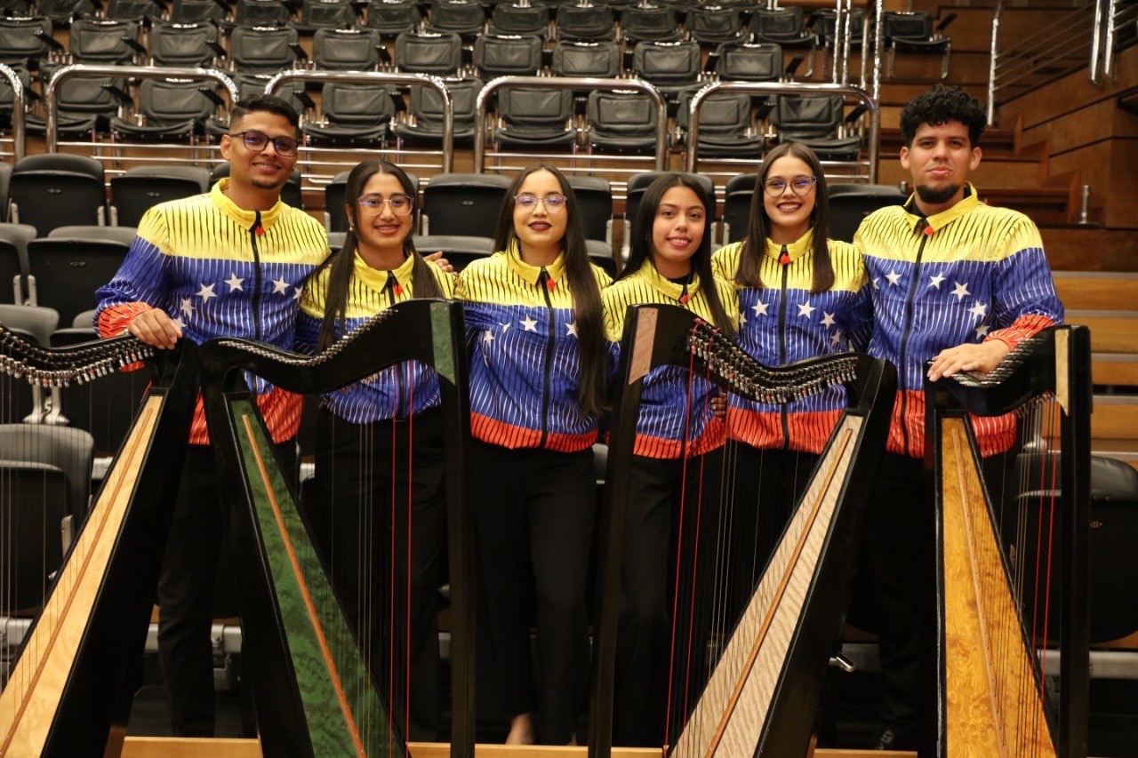 Entrega De Arpas Ochr Y Banplus (13)