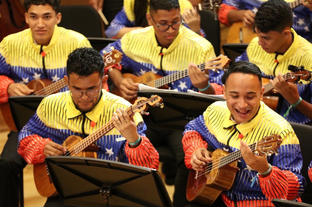 Entrega De Arpas Ochr Y Banplus (2)