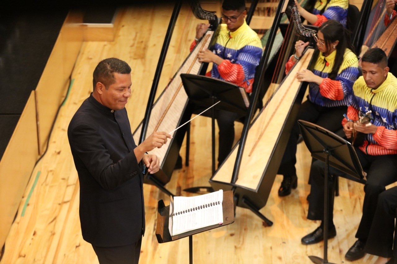 Entrega De Arpas Ochr Y Banplus (3)