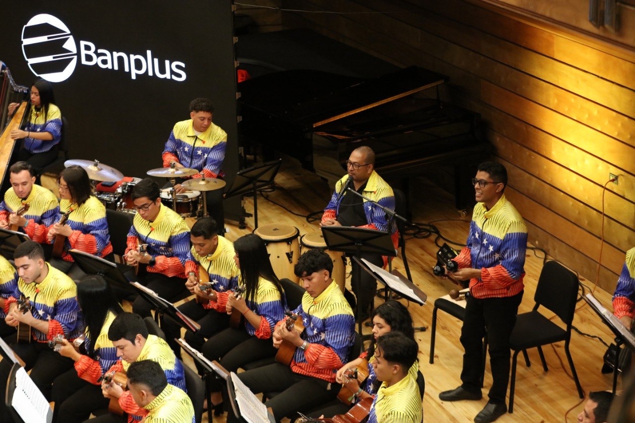 Entrega De Arpas Ochr Y Banplus (4)