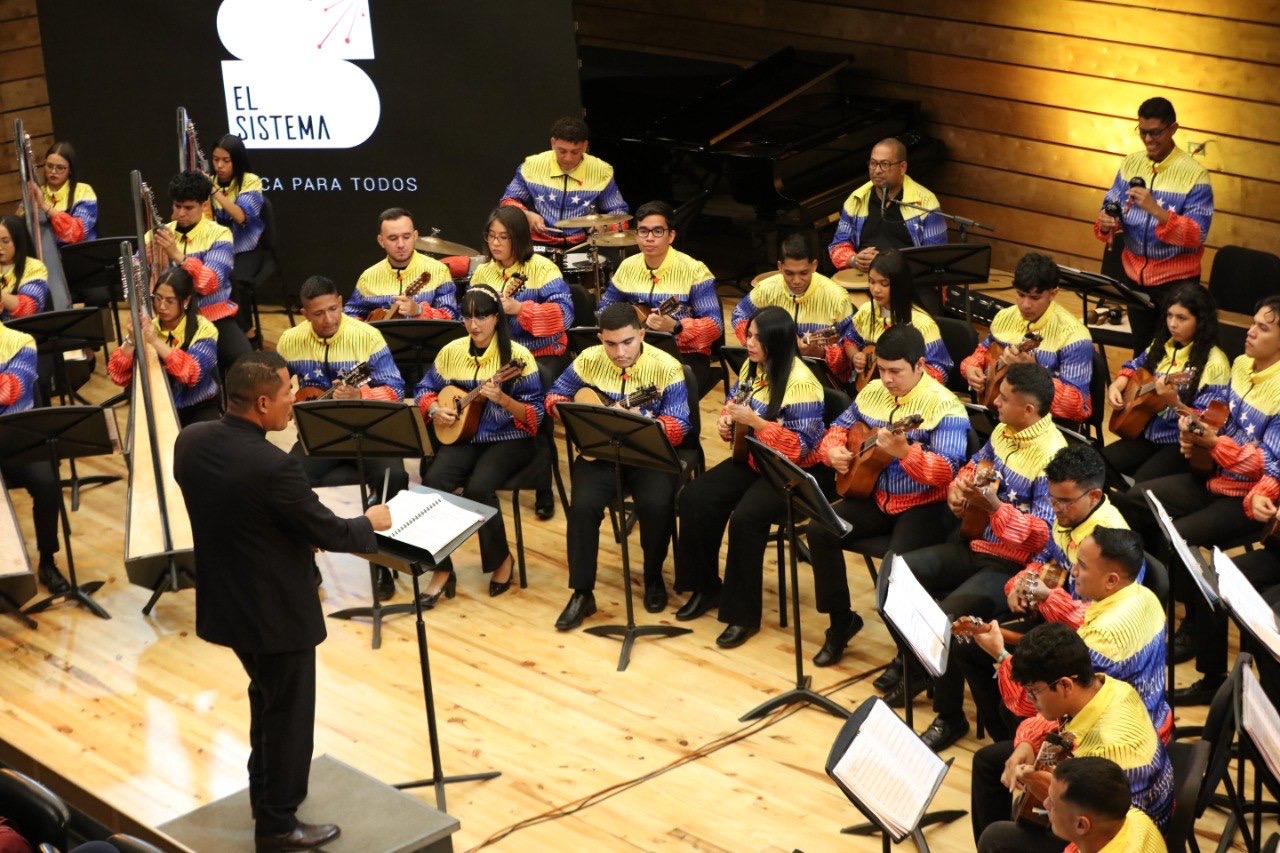 Entrega De Arpas Ochr Y Banplus (5)