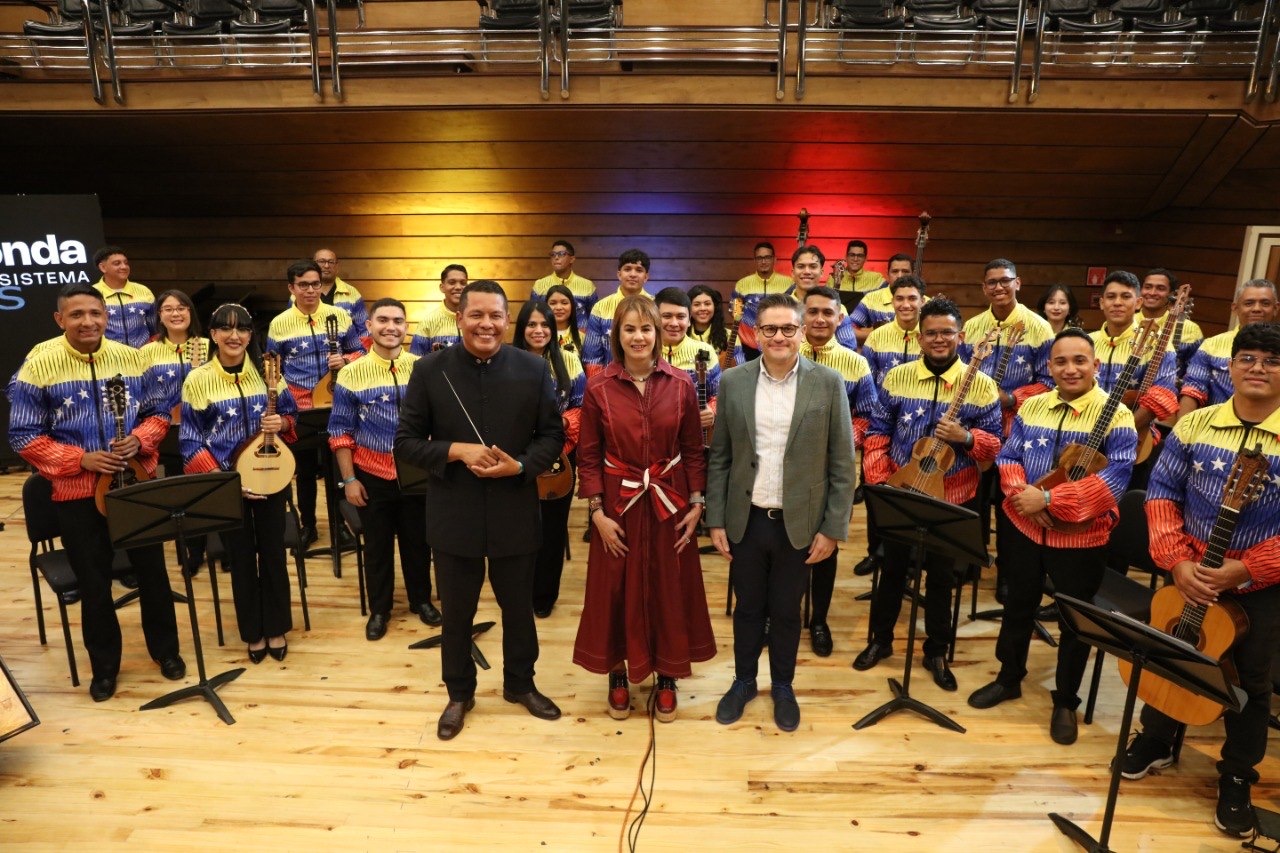 Entrega De Arpas Ochr Y Banplus (7)