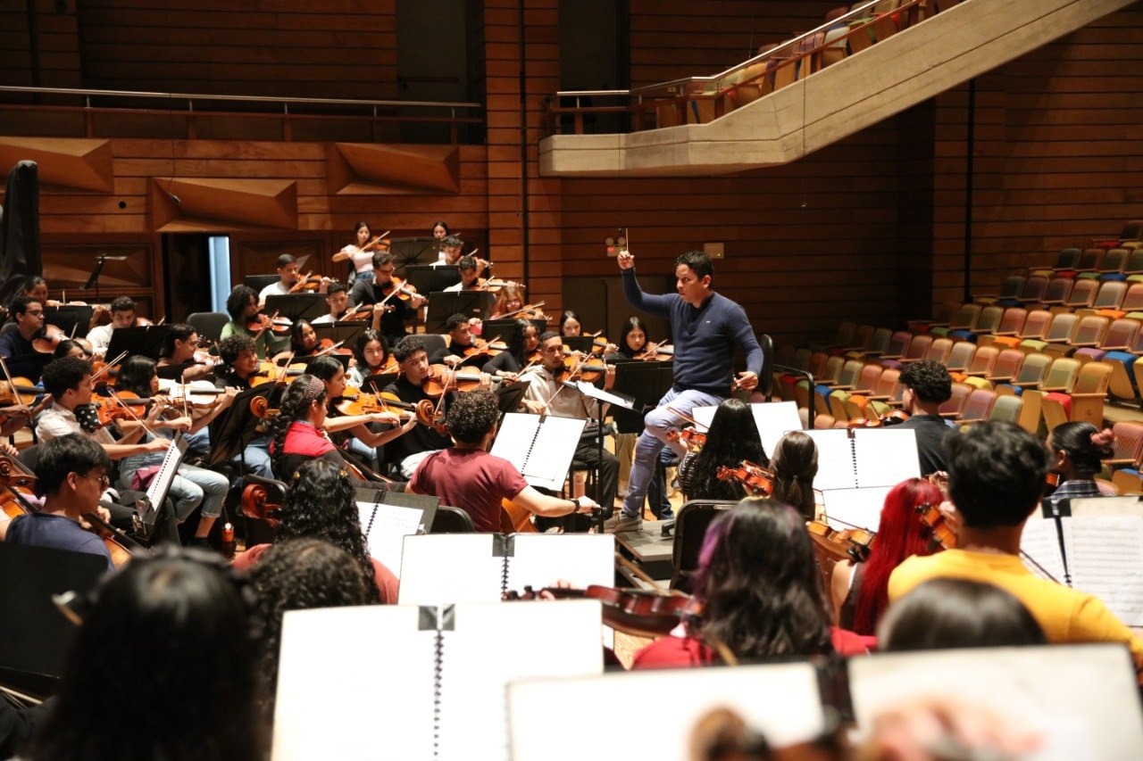 ADRIÁN ASCANIO CON LA ORQ. FRANCISCO DE MIRANDA