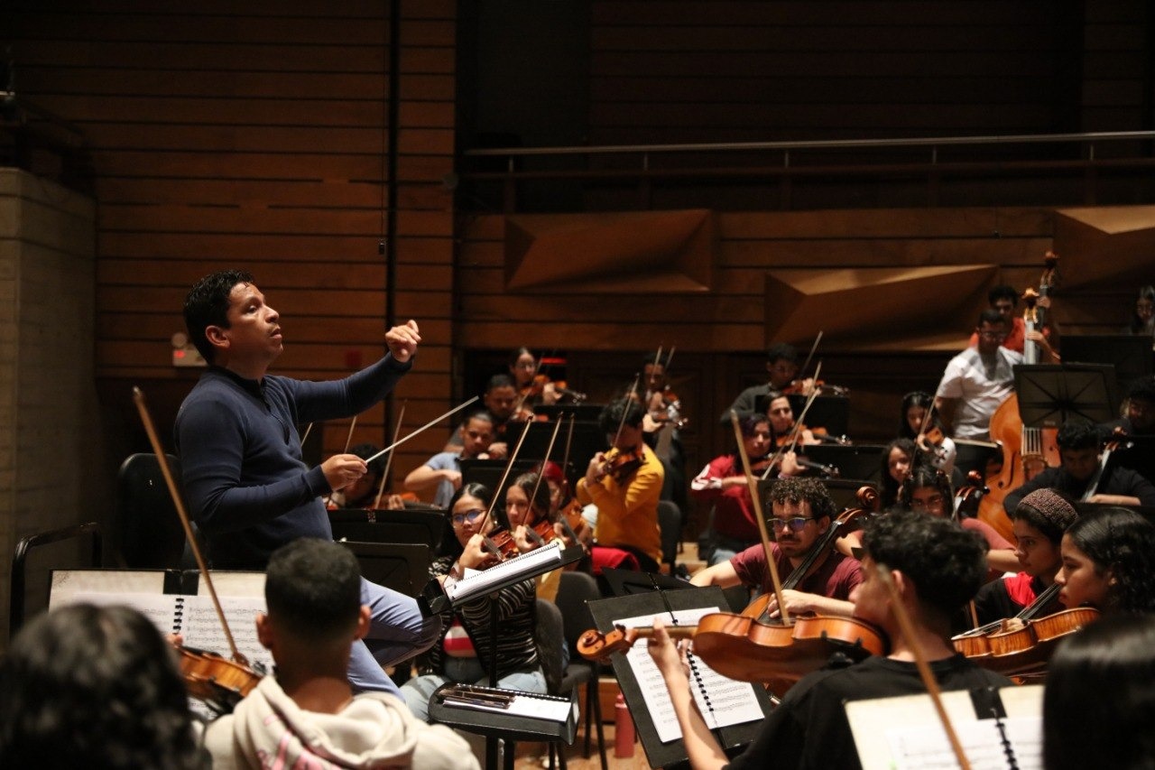 DIR ADRIÁN ASCANIO CON LA ORQ. FRANCISCO DE MIRANDA