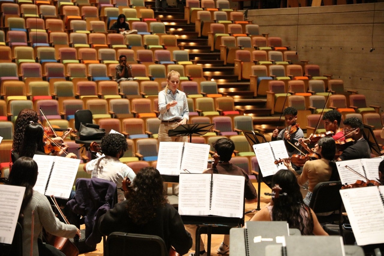 DIR. ELISA VEGAS Y LA ORQUESTA SINFÓNICA JUAN JOSÉ LANDAETA 2