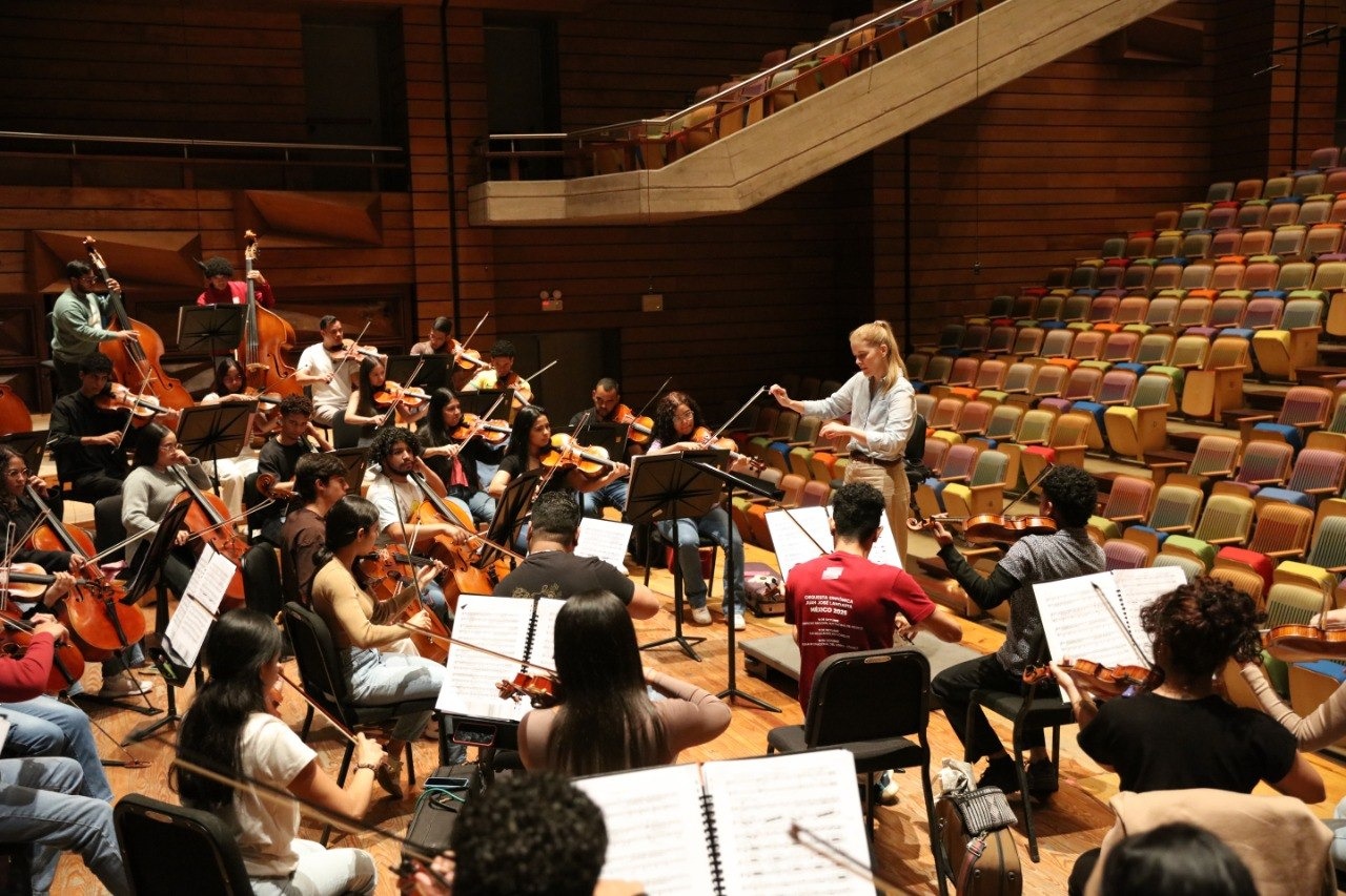 DIR. ELISA VEGAS Y LA ORQUESTA SINFÓNICA JUAN JOSÉ LANDAETA
